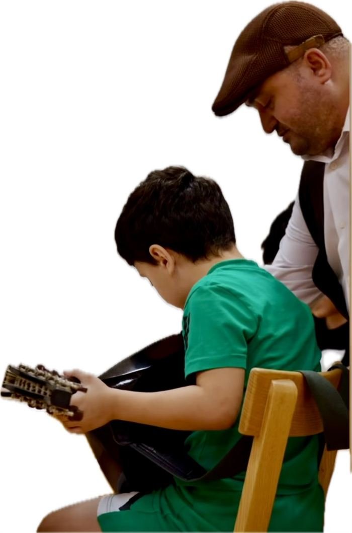 Wael Salah guiding a student on the oud